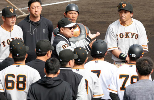 巨人紅白戦　試合後、選手たちに話す原監督（中央）（撮影・宮地輝）