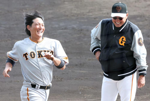 巨人紅白戦　試合後、笑顔で走る小林（左）と原監督（撮影・宮地輝）