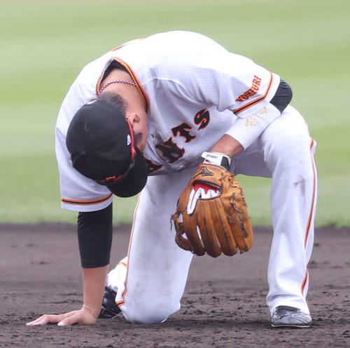巨人紅白戦　3回表紅組1死、小林の打球を失策した坂本（撮影・宮地輝）