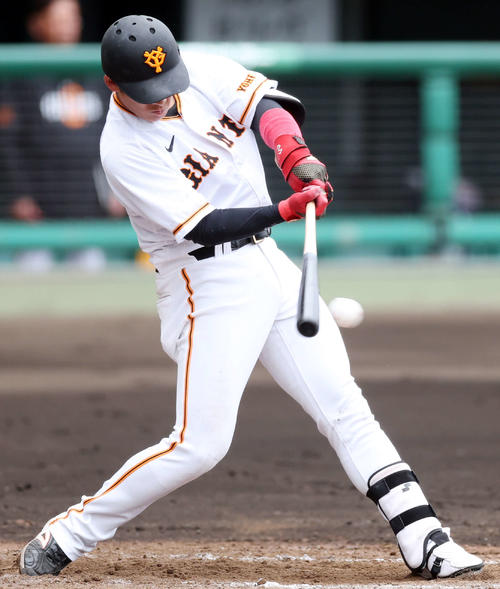 巨人紅白戦　2回裏白組1死二、三塁、2点適時二塁打を放つ増田陸（撮影・宮地輝）