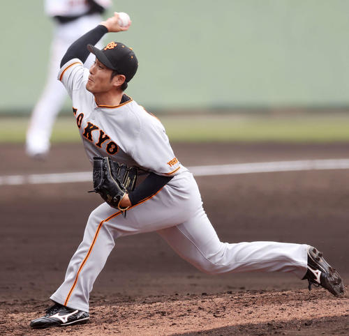 巨人紅白戦　力投する紅組2番手の鍵谷（撮影・宮地輝）