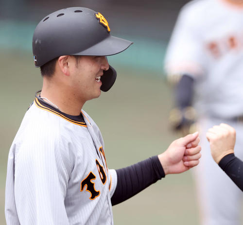 巨人紅白戦　5回表紅組1死二、三塁、2点適時二塁打を放った岸田は攻守交代時、笑顔で仲間とタッチする（撮影・宮地輝）