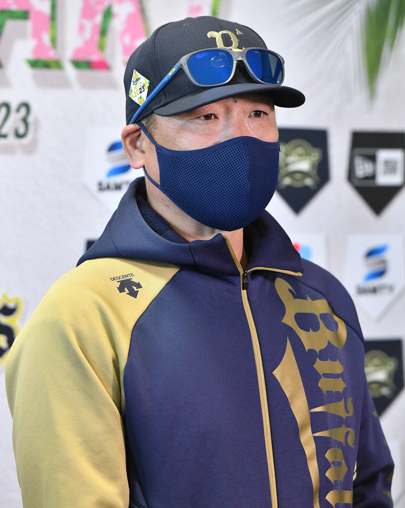 囲み取材でキャンプの総括をする中嶋監督（撮影・岩下翔太）