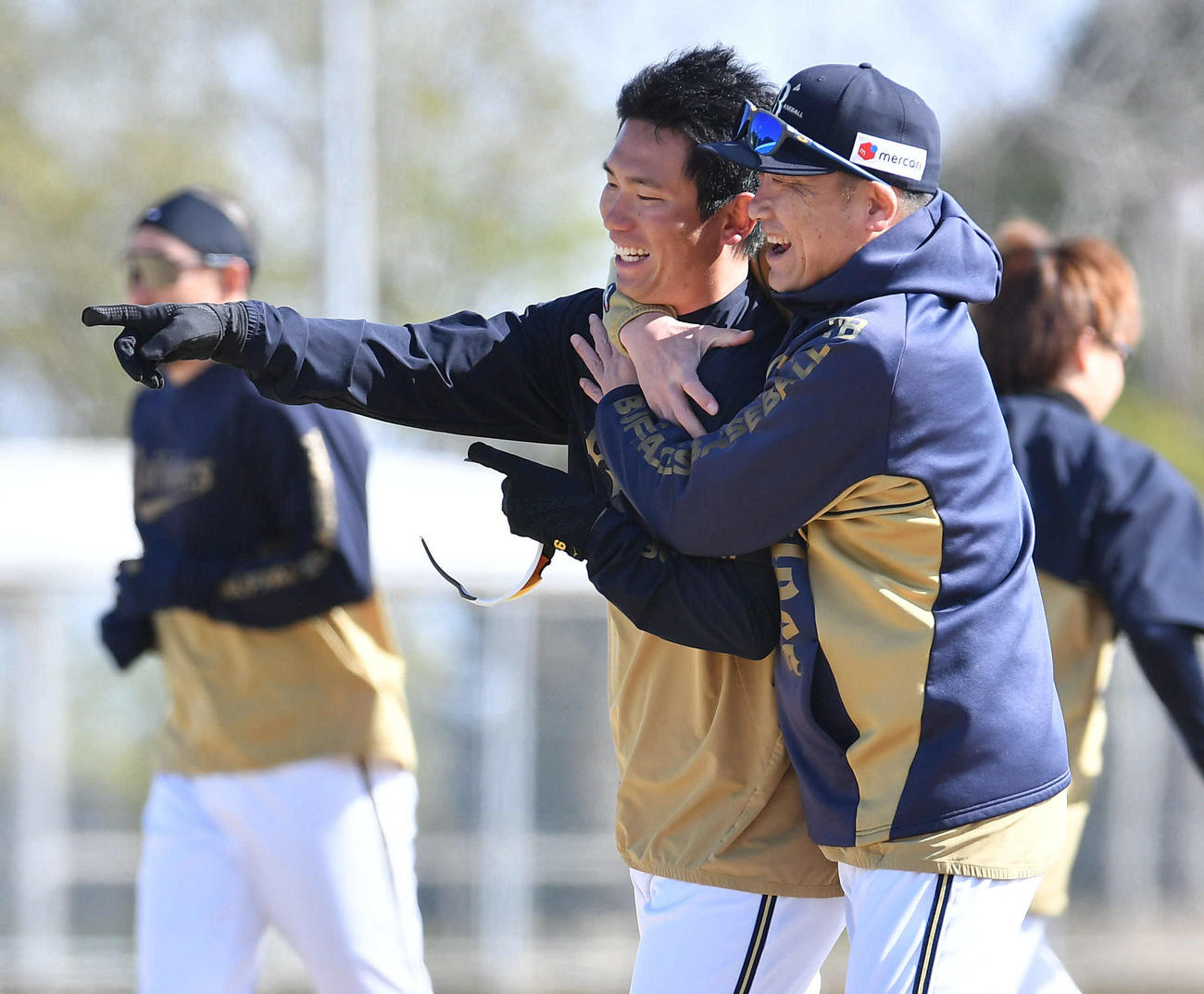 吉田（左）に抱きついて談笑する中嶋監督（撮影・岩下翔太）