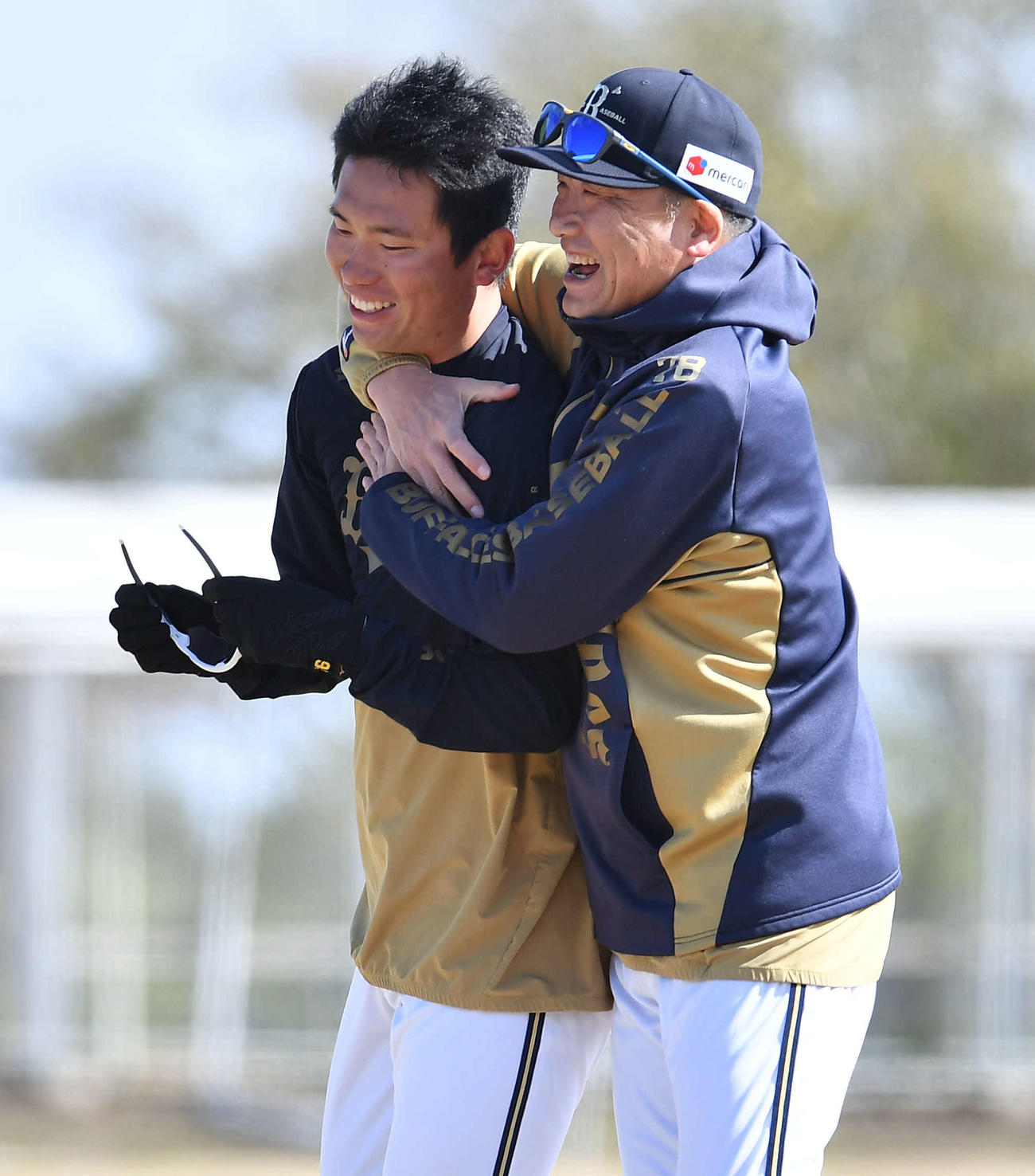 吉田（左）に抱きついて談笑する中嶋監督（撮影・岩下翔太）