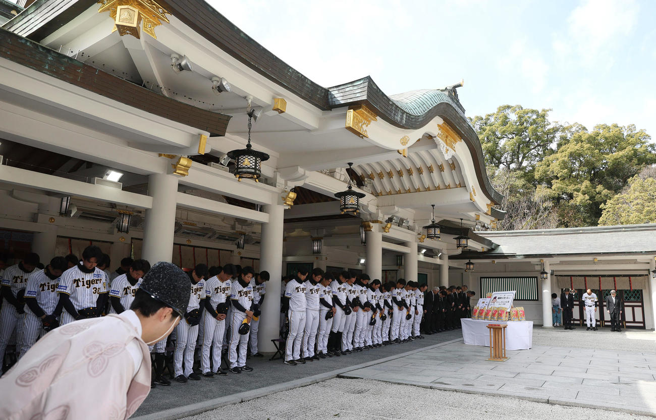 西宮神社で必勝祈願する阪神ナイン（撮影・上山淳一）