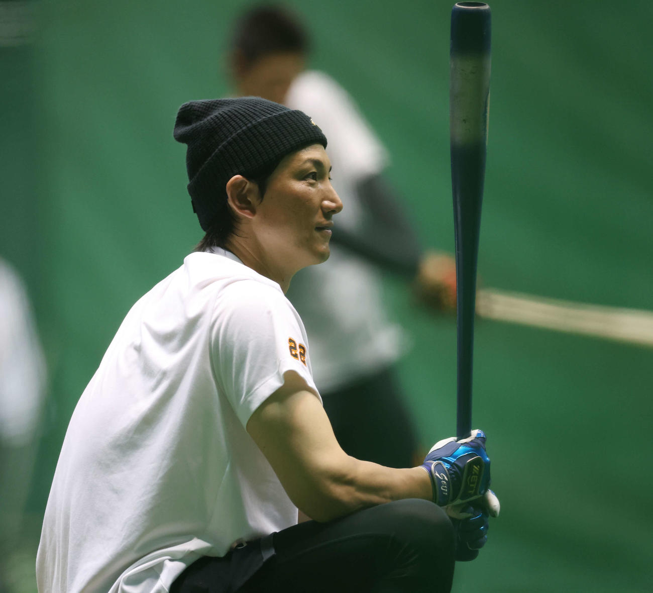 練習中、ひと休みする巨人小林（撮影・宮地輝）