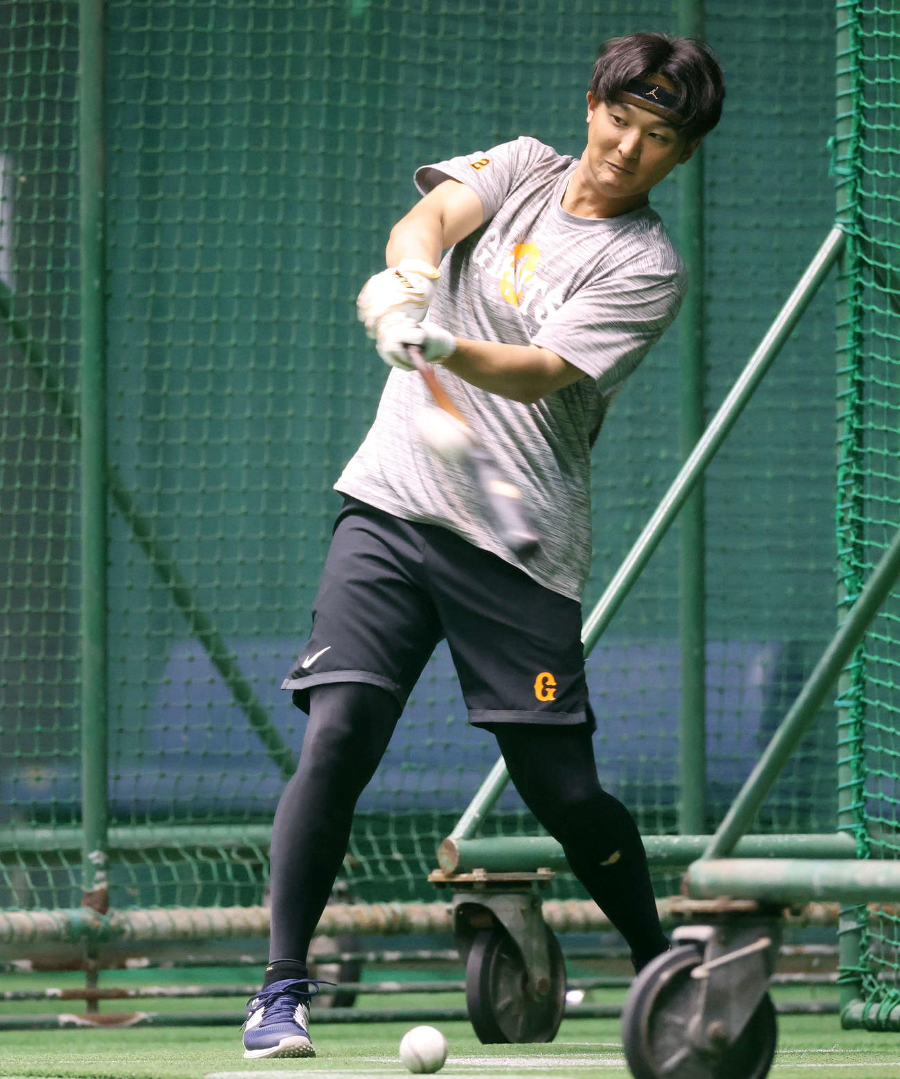 打撃練習する巨人吉川（撮影・宮地輝）