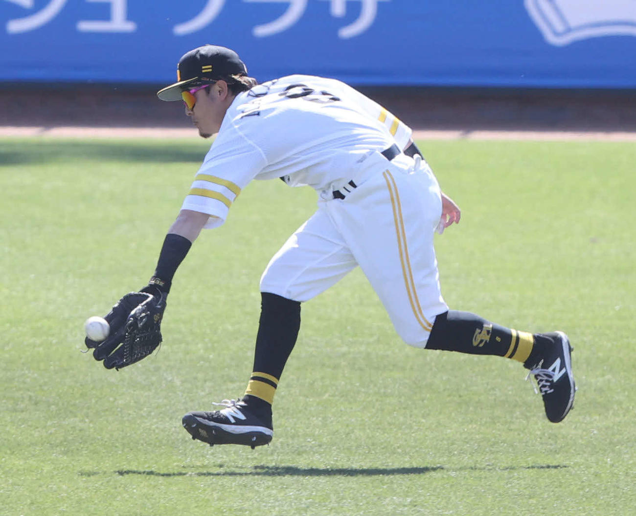 ソフトバンク対西武　1回表西武1死一、二塁、渡部の中飛を好捕する牧原大（撮影・梅根麻紀）