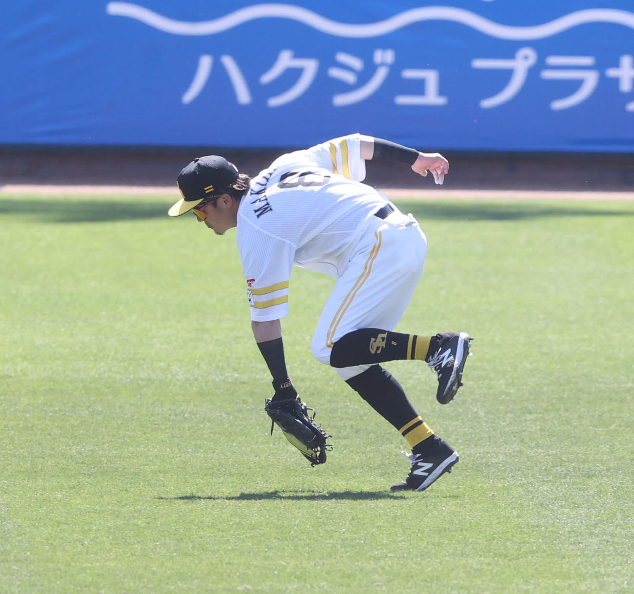 ソフトバンク対西武　1回表西武1死一、二塁、渡部健人の打球を好捕する中堅手・牧原大成（撮影・梅根麻紀）