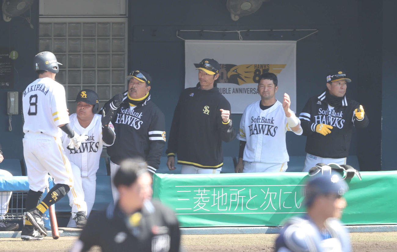 ソフトバンク対西武　1回裏ソフトバンク無死一、三塁、栗原の投ゴロの間に先制のホームを踏んだ牧原大は藤本監督に迎えられる（撮影・梅根麻紀）