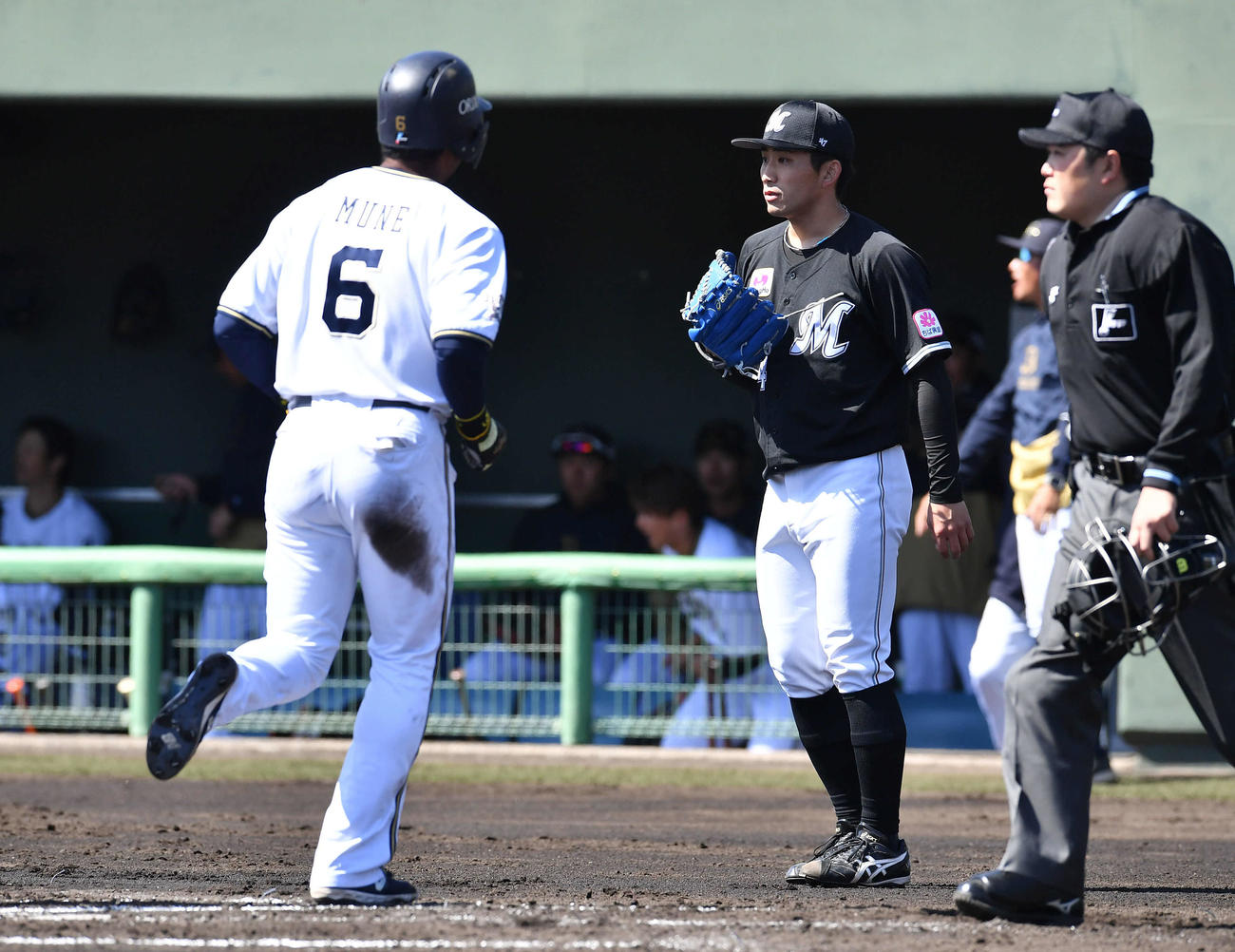 球春みやざきベースボールゲームズ　オリックス対ロッテ　2回裏オリックス1死一、三塁、内藤に先制の左犠飛を打たれた小島（右から2人目）、左は生還する宗（撮影・岩下翔太）