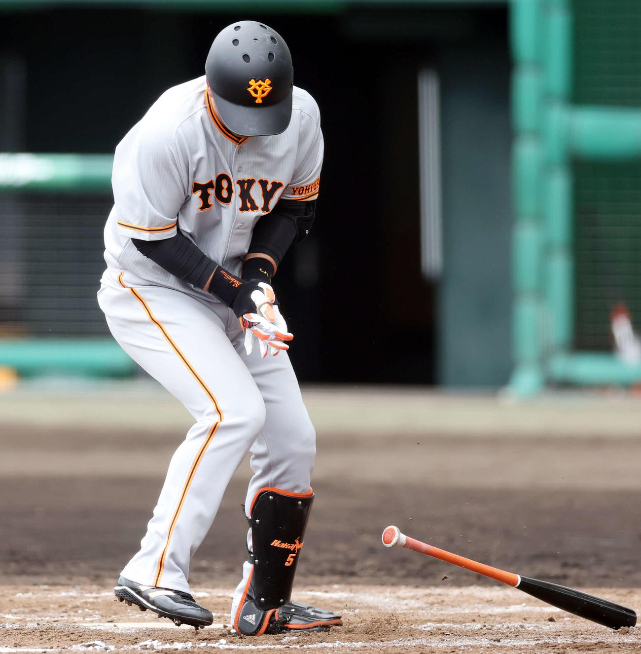 巨人紅白戦　6回表、堀岡の投球が中島の手に当たる（撮影・宮地輝）