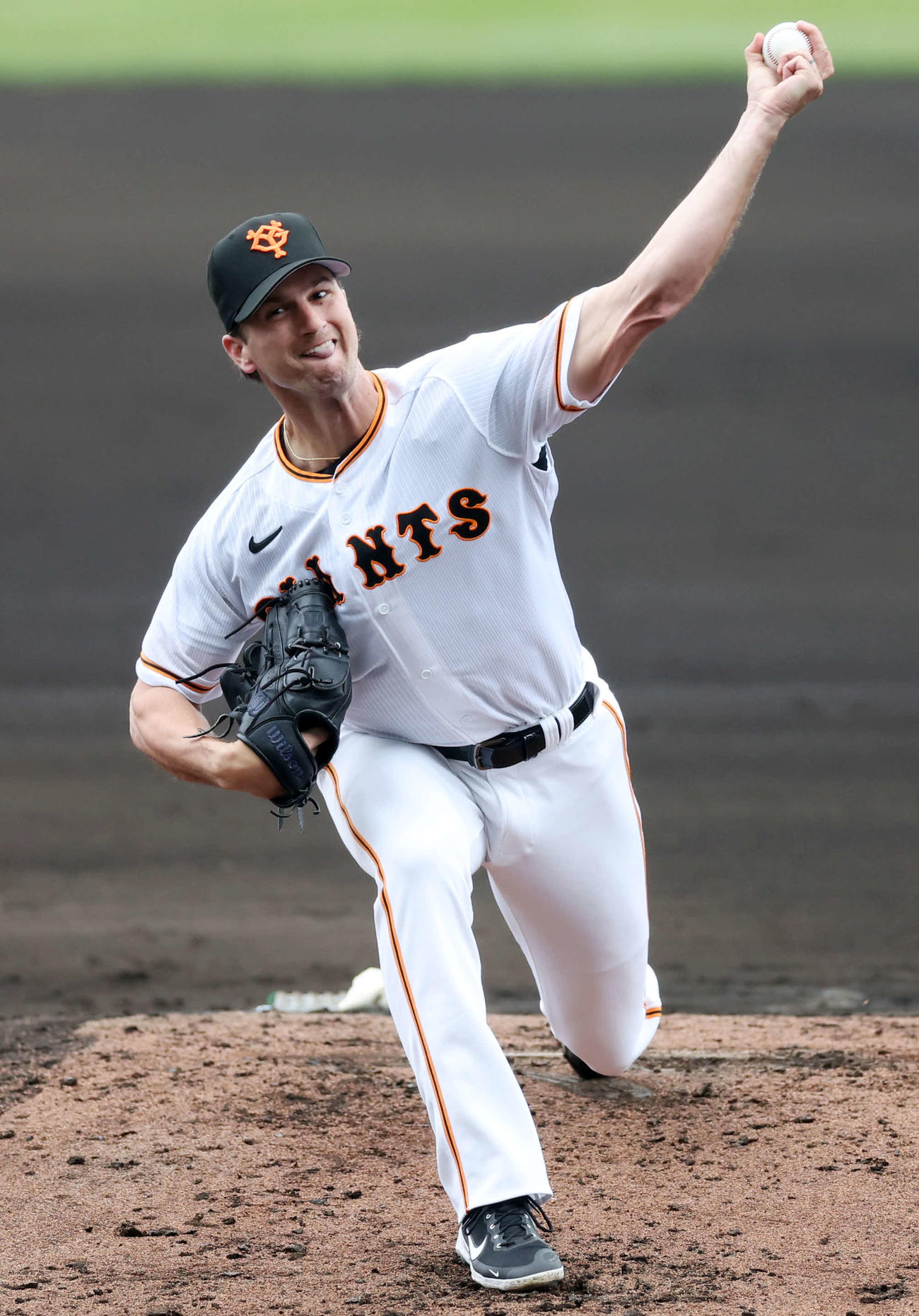 巨人紅白戦　力投する白組2番手のグリフィン（撮影・宮地輝）