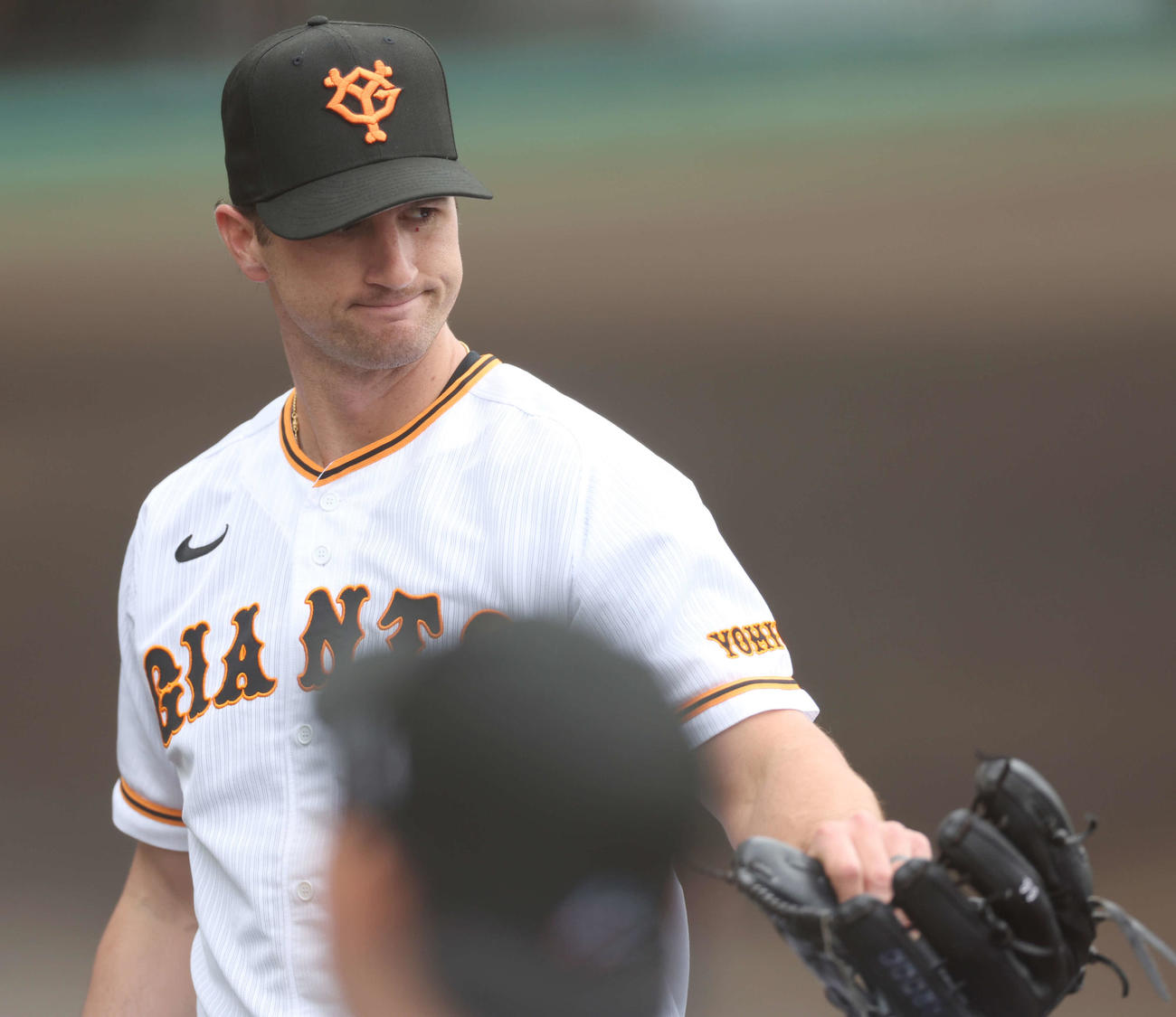 巨人紅白戦　4回紅組を抑え、仲間とタッチするグリフィン（撮影・宮地輝）