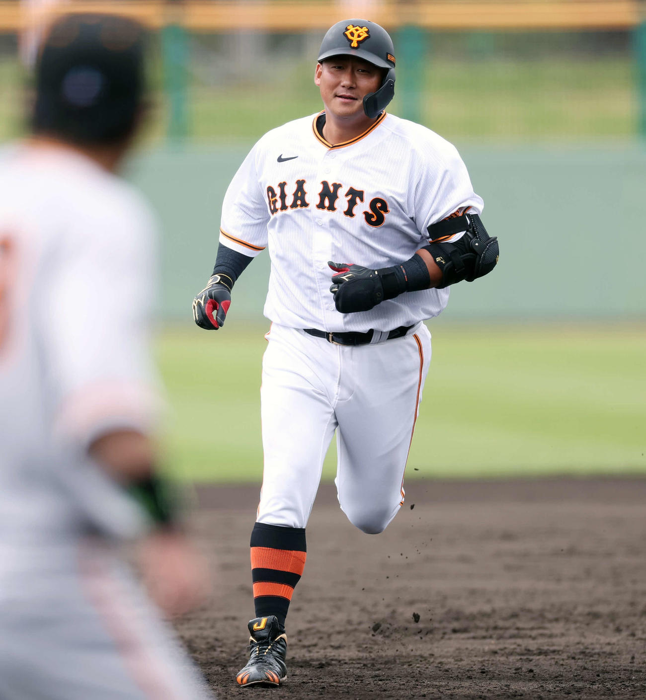 巨人紅白戦　6回裏白組無死、左中間へ本塁打を放ち、笑顔でダイヤモンドを回る中田翔（撮影・宮地輝）