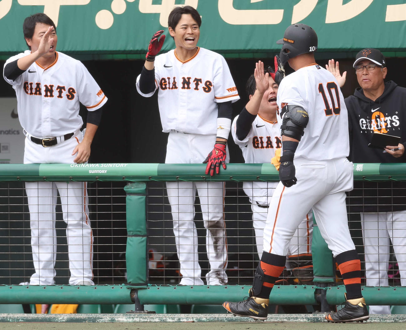 巨人紅白戦　6回裏白組無死、左中間へ本塁打を放ち、笑顔で仲間に迎えられる中田翔（右から2人目）（撮影・宮地輝）