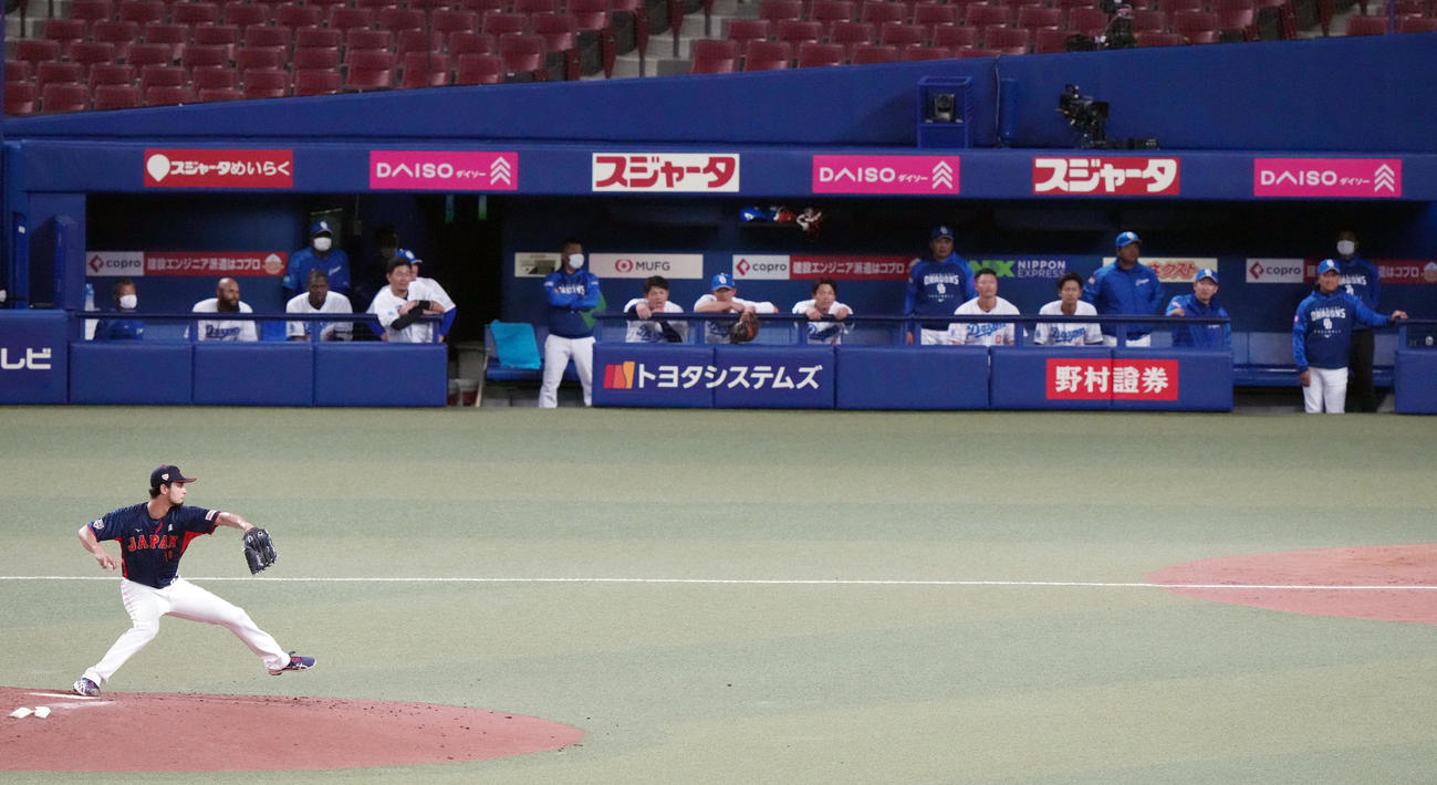 中日との合同練習で投球するダルビッシュ（撮影・狩俣裕三）