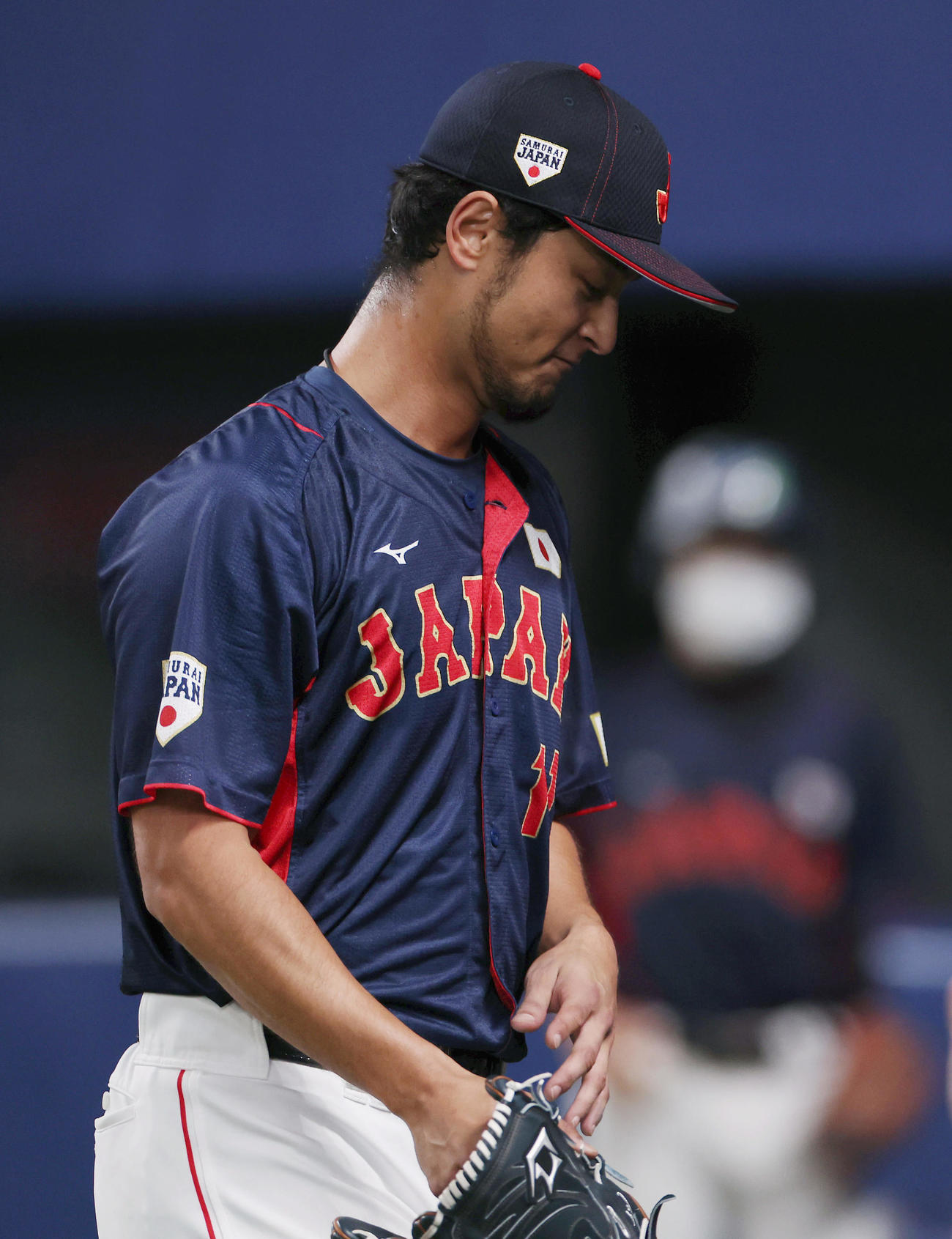 中日との合同練習で2失点し、険しい表情を見せながらベンチへ戻るダルビッシュ（撮影・前田充）