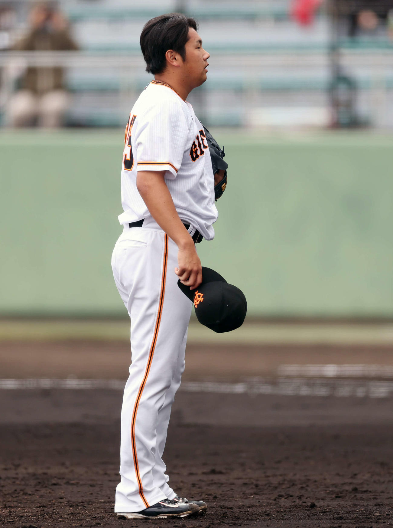 巨人紅白戦　6回表紅組2死三塁、中島の右手にボールを当て、立ち尽くす堀岡（撮影・宮地輝）