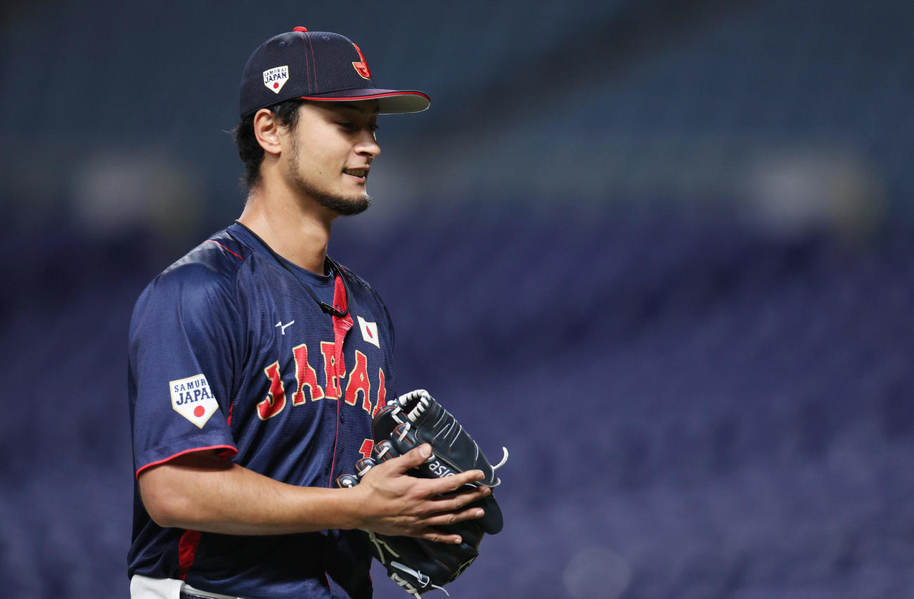 中日との合同練習で投球を終え、笑顔を見せながらベンチへ戻るダルビッシュ（撮影・前田充）