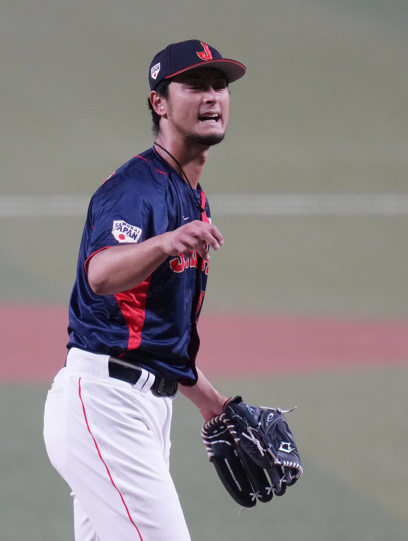 中日との合同練習で岡林に死球を与えてしまい、顔をしかめるダルビッシュ（撮影・狩俣裕三）