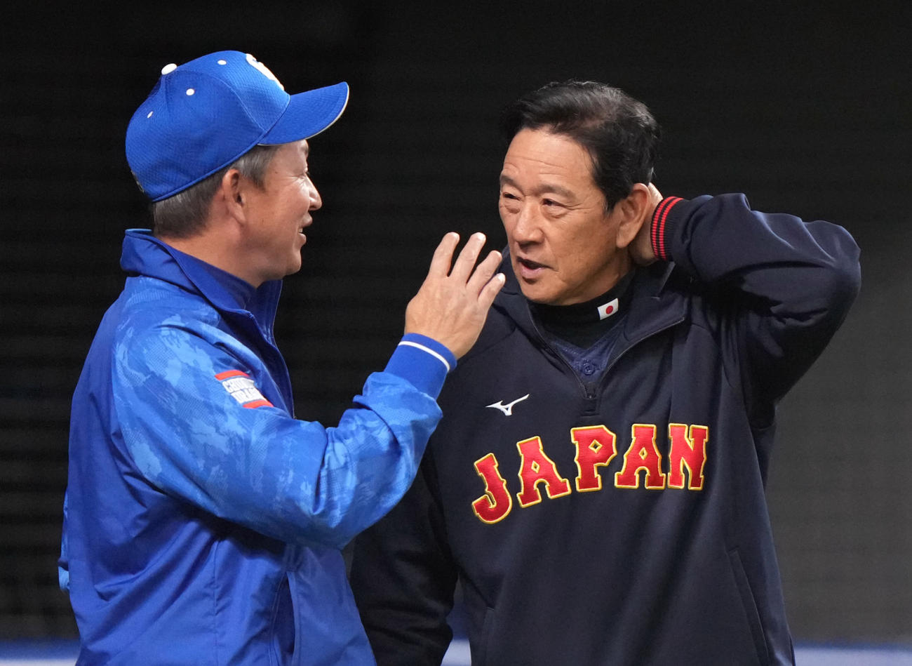 合同練習後、中日の立浪監督（左）におわびする栗山監督（撮影・狩俣裕三）