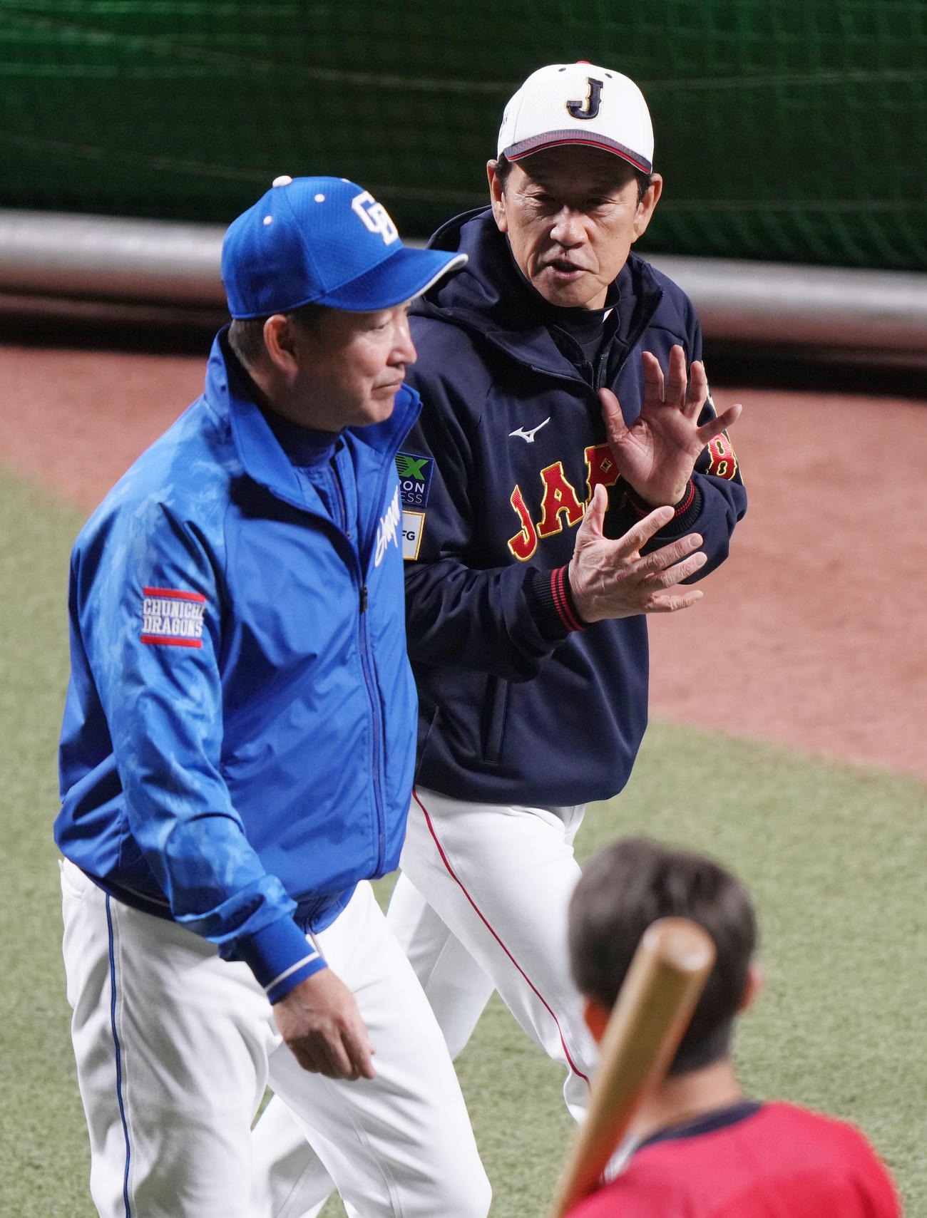 バンテリンドームでの練習で立浪監督（左）と話をする栗山監督（撮影・狩俣裕三）