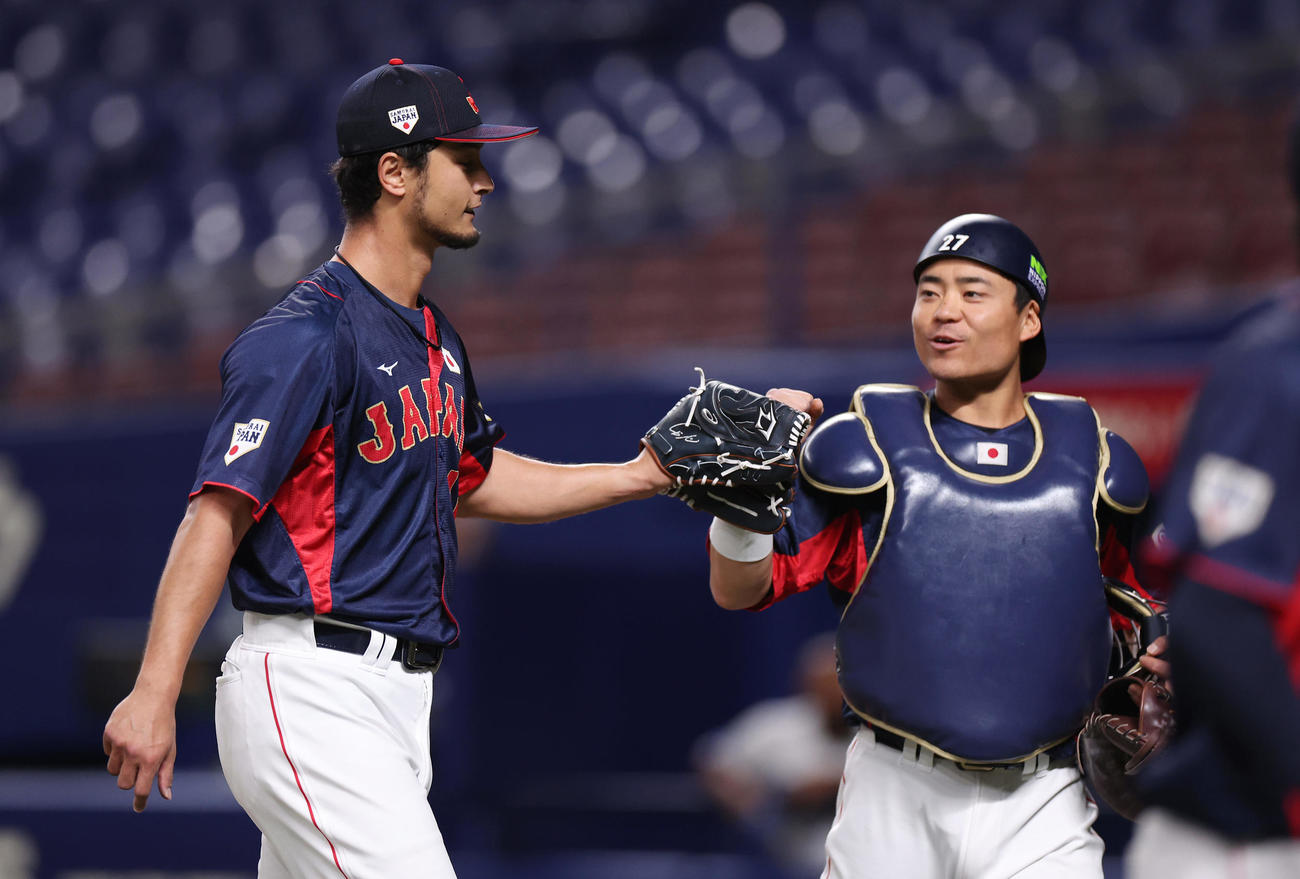 中日との合同練習で中村（右）とタッチを交わしてベンチへ戻るダルビッシュ（撮影・前田充）