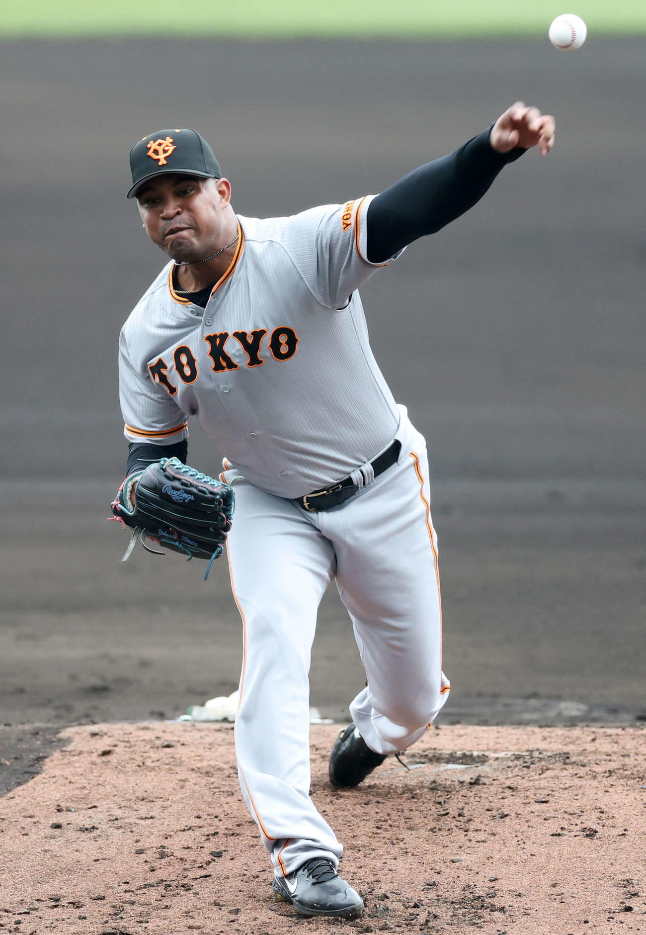 巨人紅白戦　力投する紅組先発のメンデス（撮影・宮地輝）
