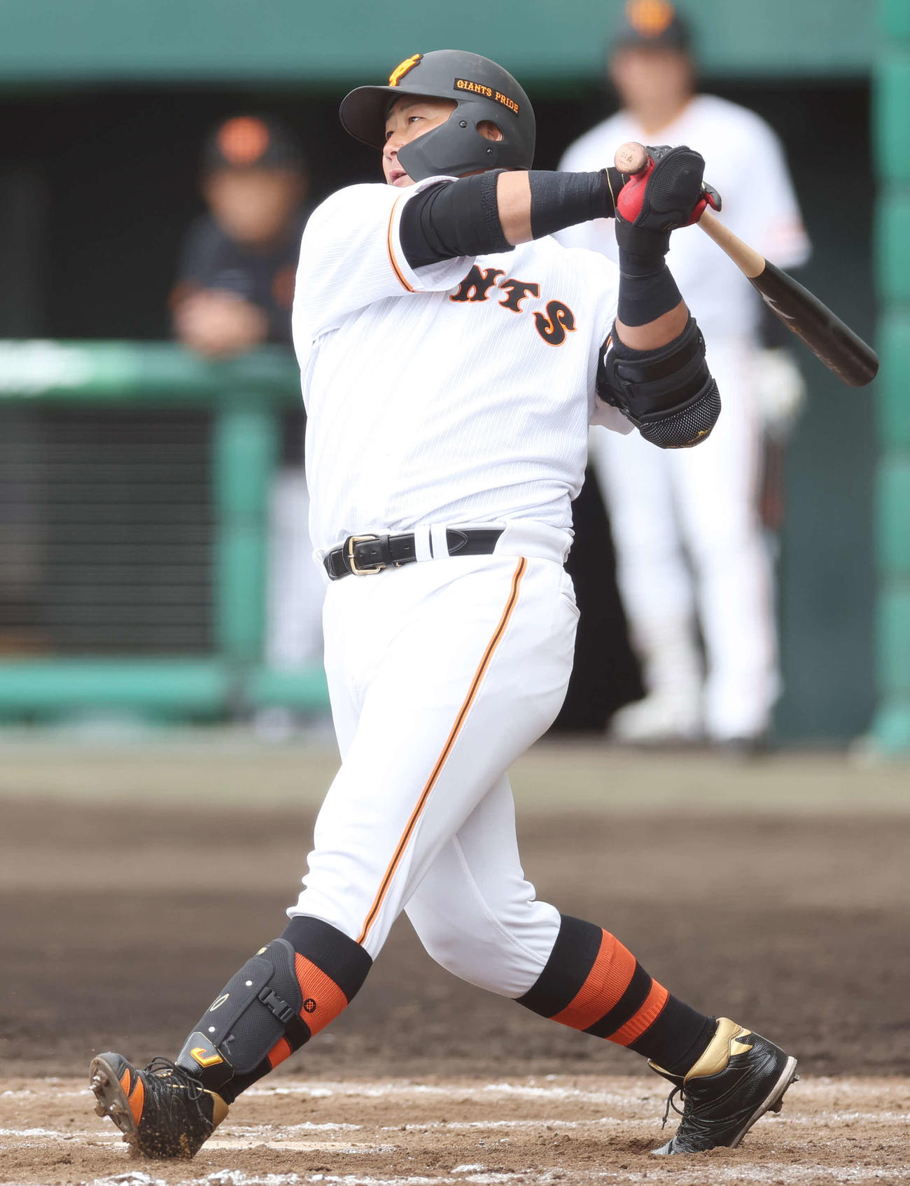 巨人紅白戦　6回裏白組無死、本塁打を放つ中田翔（撮影・宮地輝）