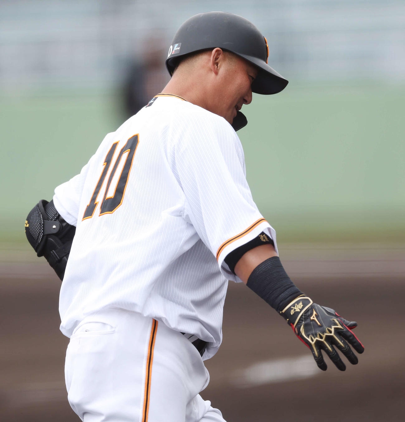 巨人紅白戦　6回裏白組無死、左中間へ本塁打を放ち、笑顔でダイヤモンドを回る中田翔（撮影・宮地輝）