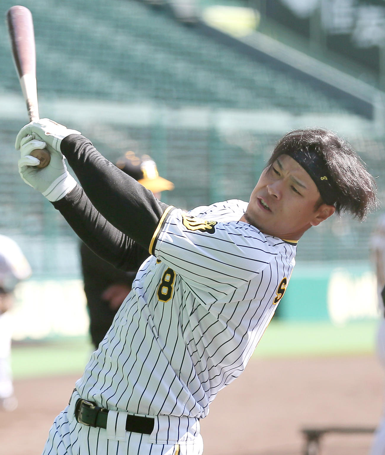 ティー打撃する佐藤輝（撮影・上山淳一）
