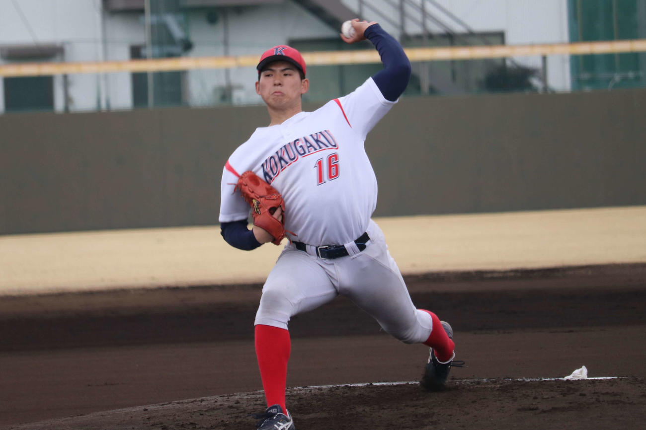 国学院大対東京ガス　先発し、2回3安打1失点の国学院大エース武内（撮影・保坂淑子）