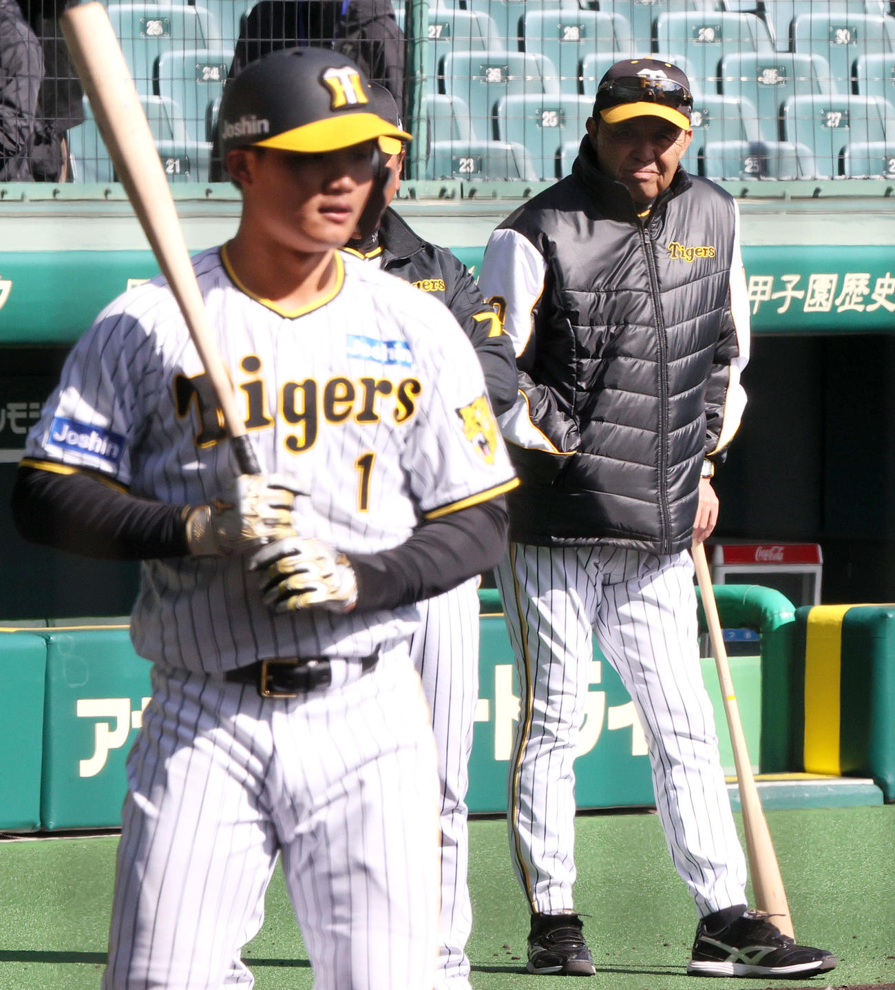 打撃練習する森下（手前）を見る岡田監督（撮影・上山淳一）
