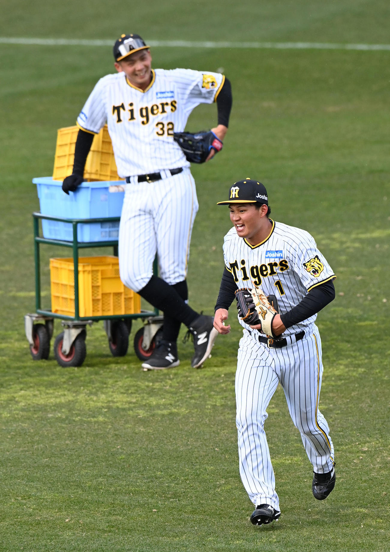 エアノックを受ける森下（右）。奥は井上（撮影・前岡正明）