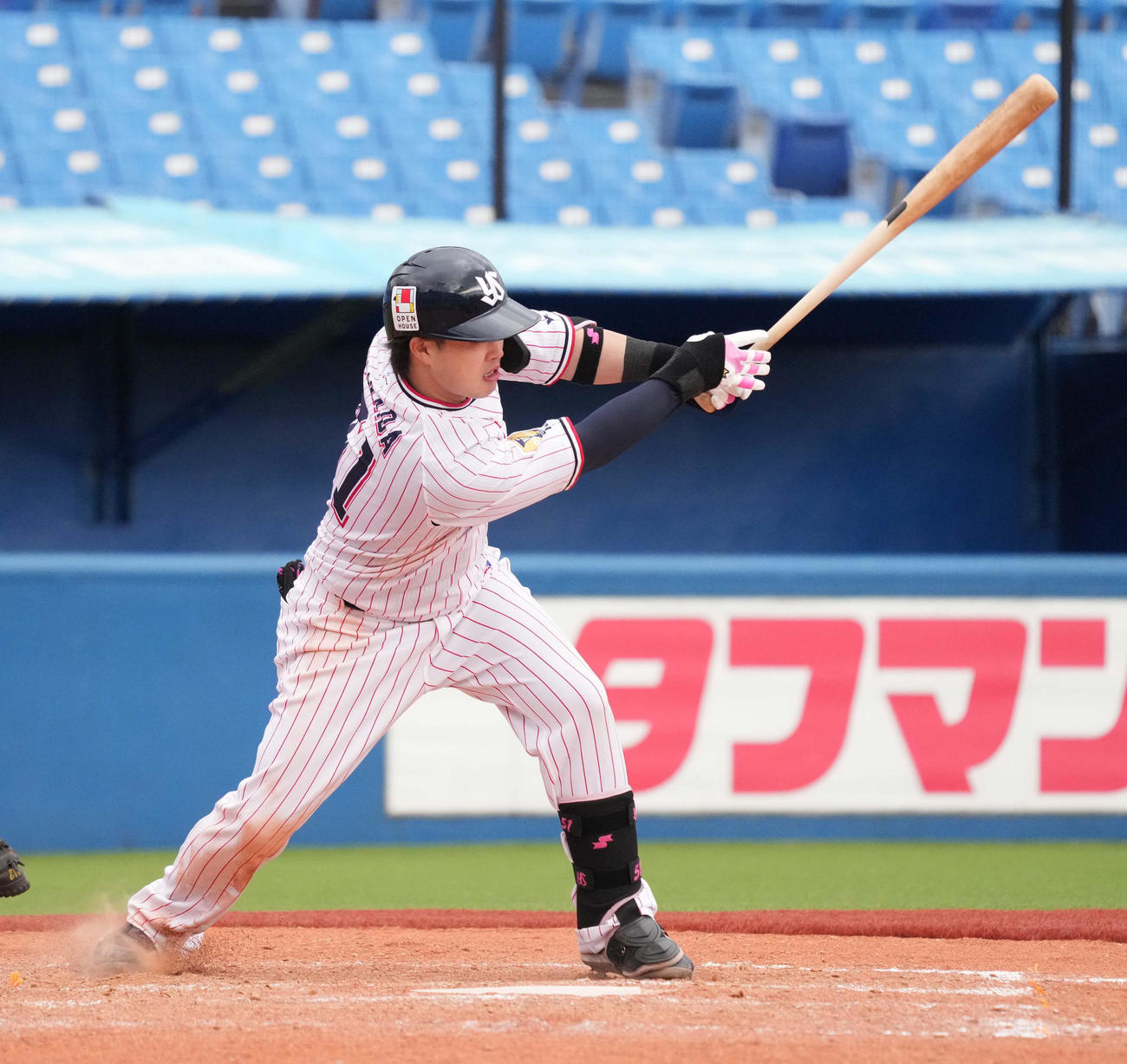 8回裏白組無死二塁、浜田は4安打目となる中前適時打を放つ（撮影・小沢裕）