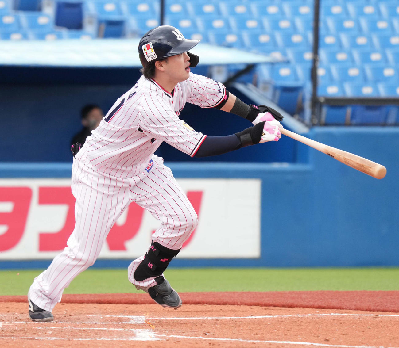 1回裏白組1死三塁、浜田は二適時内野安打を放つ（撮影・小沢裕）