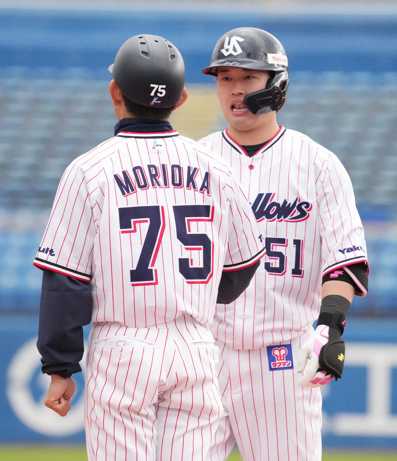 8回裏白組無死二塁、浜田（右）は中前適時打を放ち森岡一塁コーチから声を掛けられる（撮影・小沢裕）