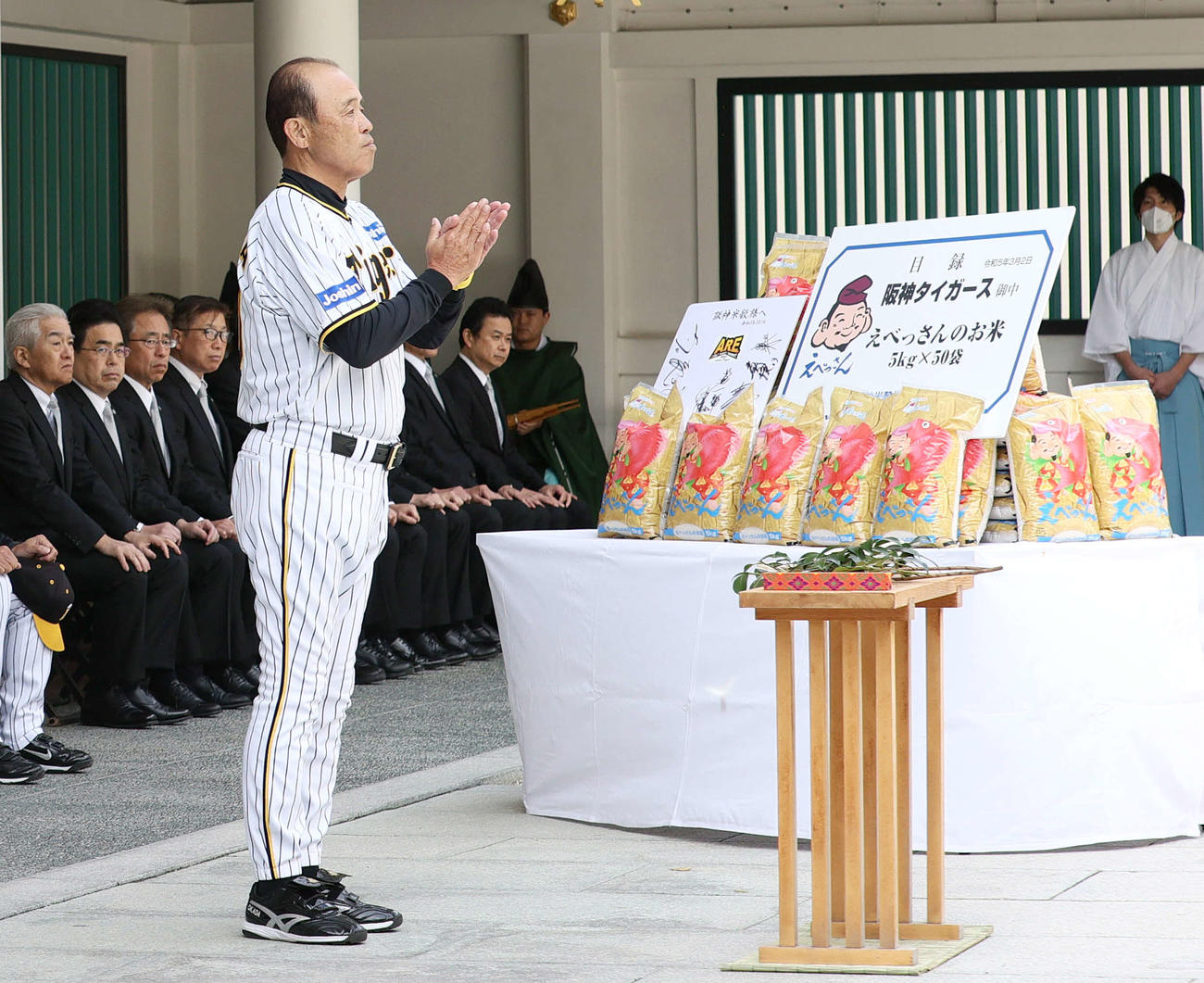 西宮神社で必勝祈願する岡田監督（撮影・上山淳一）