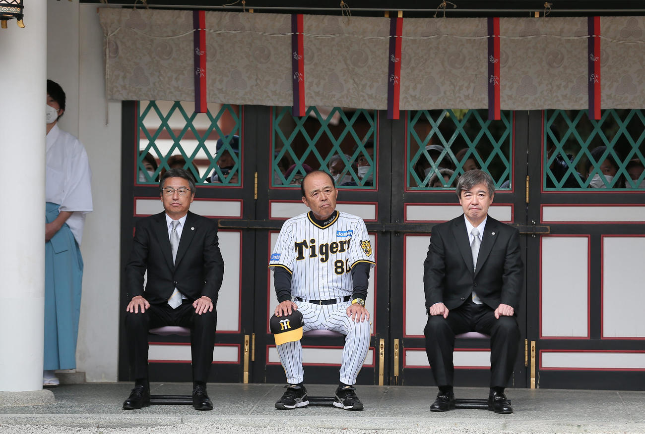 西宮神社で必勝祈願する、左から百北社長、岡田監督、杉山オーナー（撮影・上山淳一）