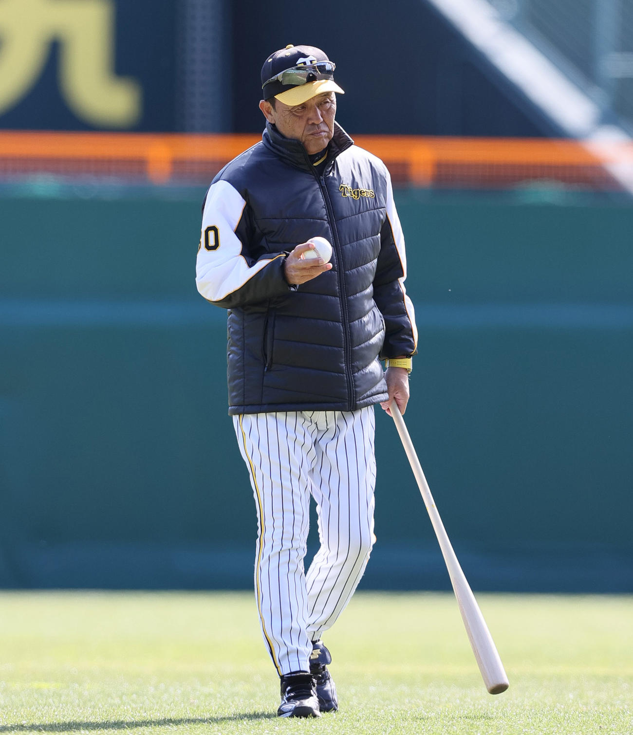 フリー打撃の球をバットで止め、打ち返す岡田監督（撮影・上山淳一）