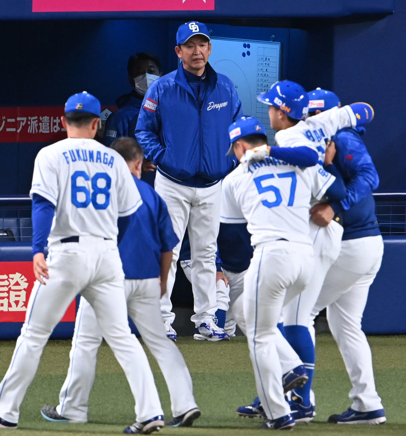 ライブBPで死球を受け担がれてベンチへ戻る岡林を見つめる立浪監督（中央）（撮影・森本幸一）