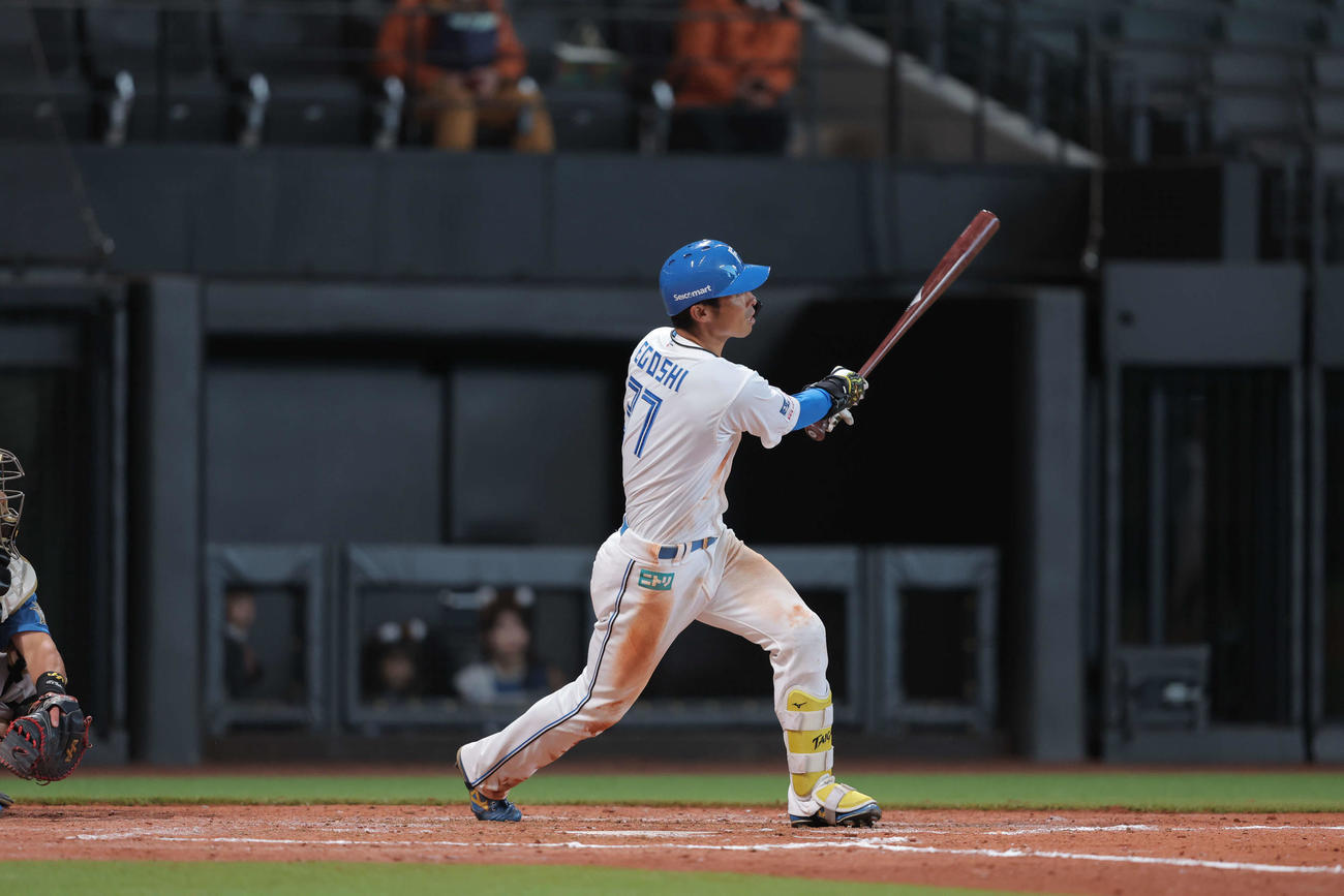 日本ハム紅白戦　3回裏白組、満塁本塁打を放つ江越（球団提供）