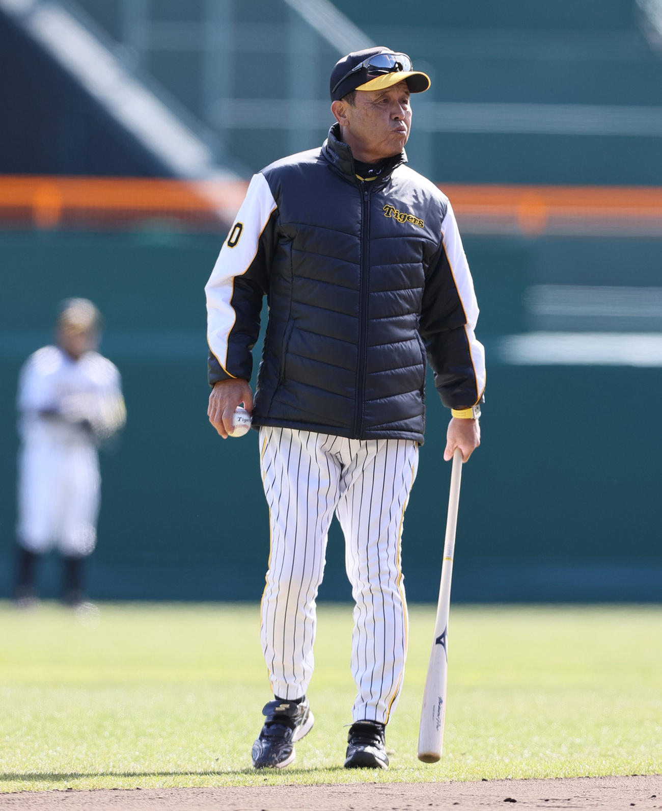 失敗した球を拾い再度チャレンジする岡田監督（撮影・上山淳一）