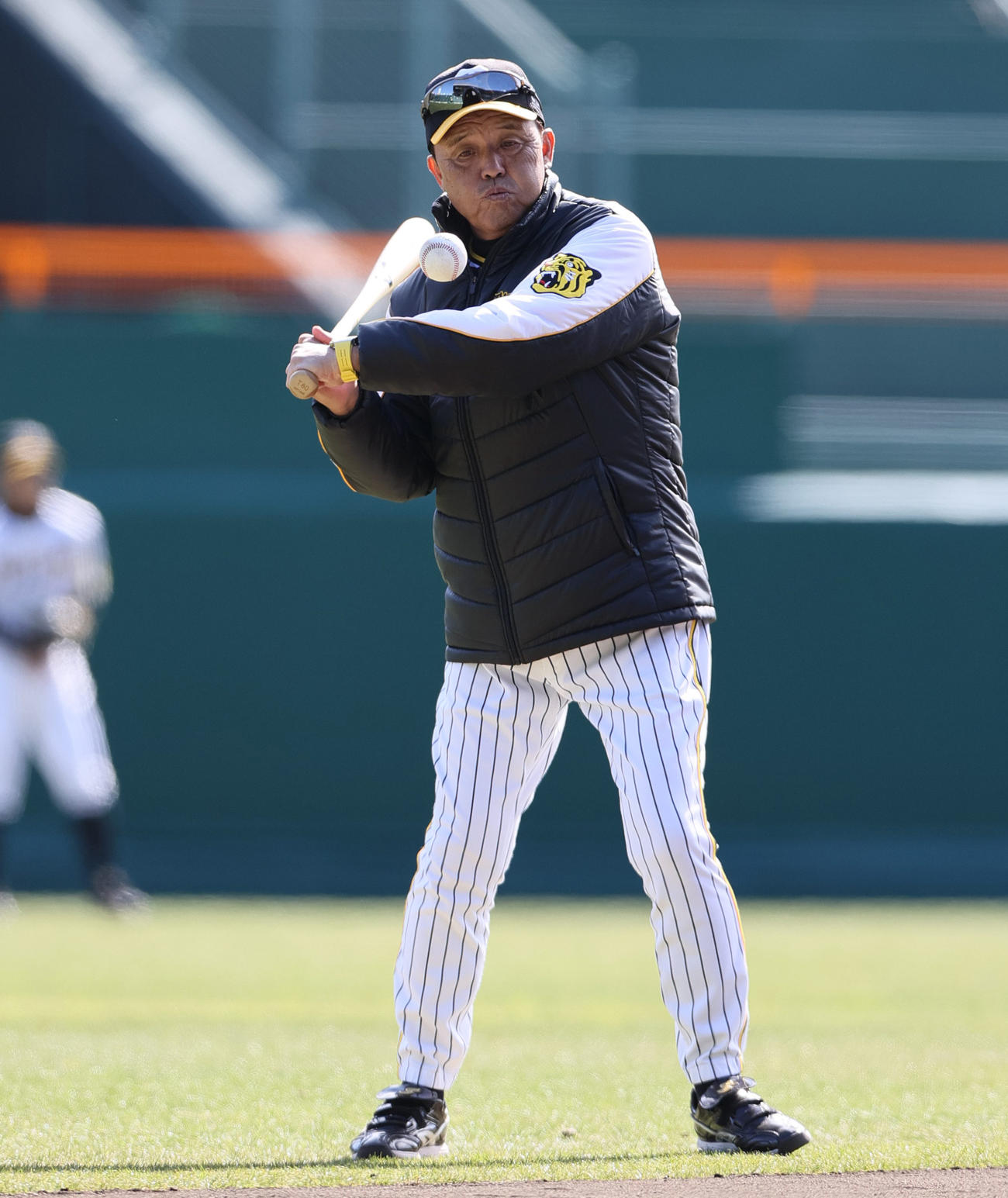 失敗した球を拾い再度チャレンジする岡田監督（撮影・上山淳一）