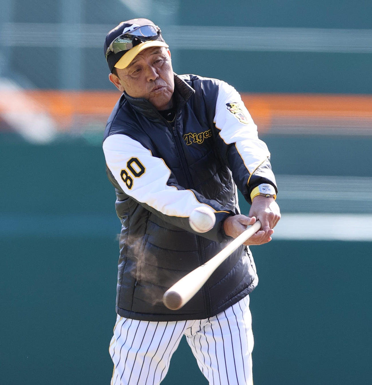 フリー打撃の球を打ち返す岡田監督（撮影・上山淳一）