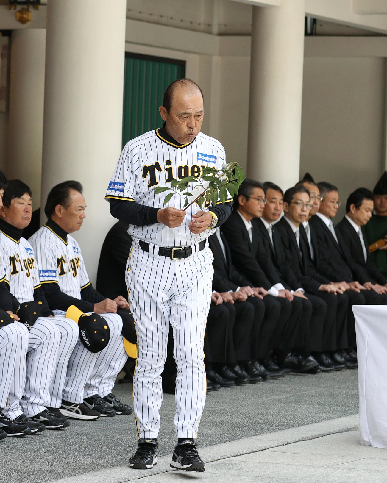 神社参拝を行い玉串を奉納する岡田監督（右）（撮影・上山淳一）