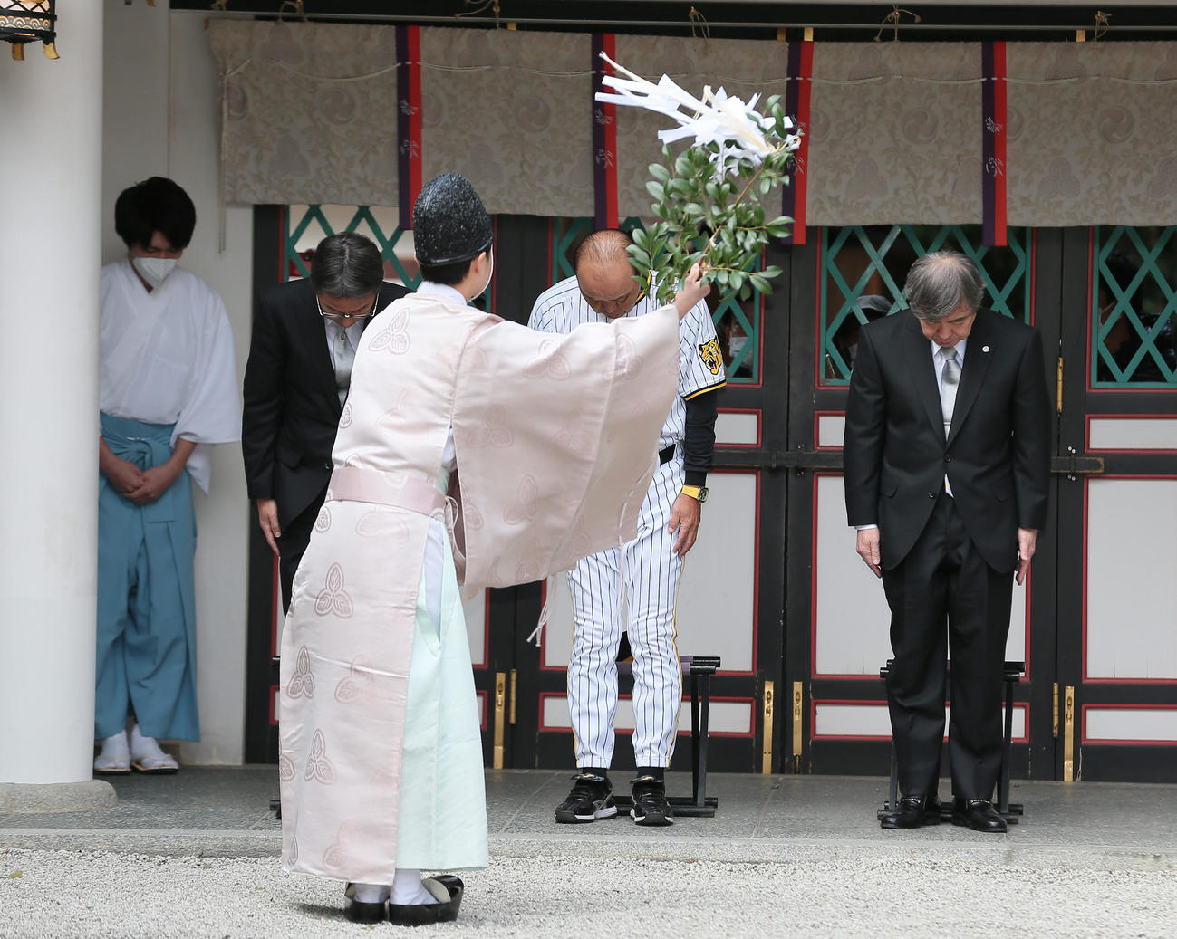 西宮神社で必勝祈願する岡田監督（右から2人目）ら。右は杉山オーナー、左から2人目は百北社長（撮影・上山淳一）