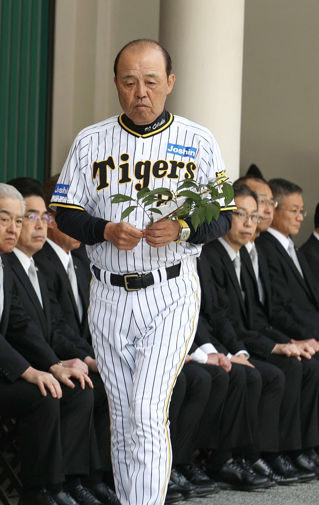 必勝祈願で玉串を奉納する岡田監督（右）（撮影・上山淳一）